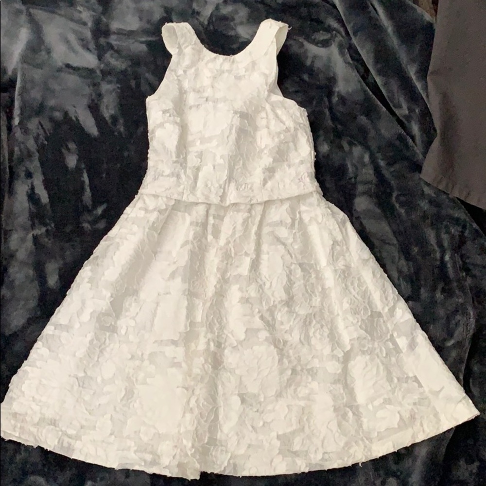 H&M: white flower patterns crossed halter back